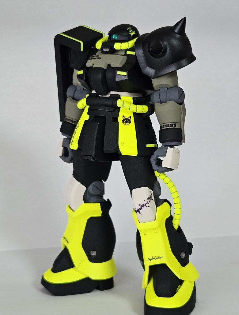 頭部は、鈴原希実さんの髪飾りをイメージして装飾（参考画像として引用した写真は自撮りで反転しているので、左側で正解です）。LOFTで見つけた蛍光イエローのマスキングテープを活用しました。また、モノアイはHアイズに改造し、桜小路きな子ちゃんの目の色である緑に塗装しています。