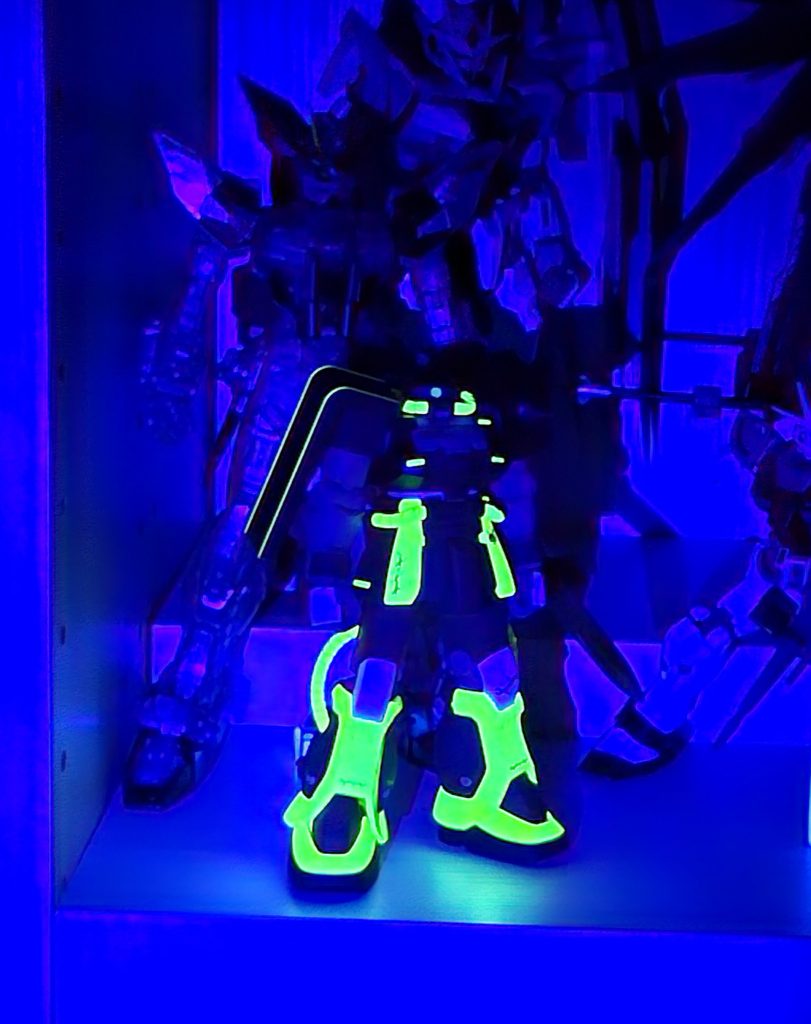 ブラックライトでめっちゃ光ります。