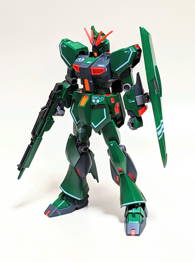 白の成形色部のみランナー塗装でネイビーに変更しました。あとでノーマルのFG買えば入替えでファーストロットカラー版も出来たんだなと少し後悔。でも工作楽しかったから結果OK。 