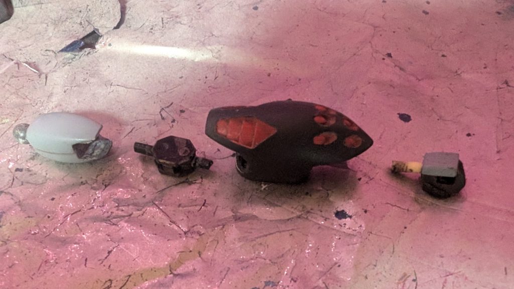 コレクションシリーズなので元々は最低限の可動部しかなく、手首も固定でした😭肘関節は市販の2重関節、手首は切り離してポリキャップとプラ棒で軸関節を作りました。