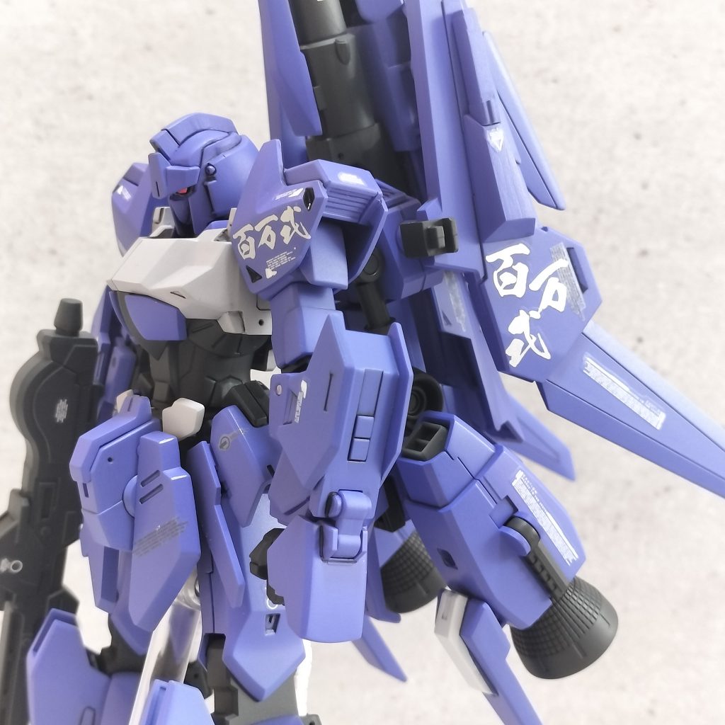 横からはデカールが目立つように集中貼りし、正面からはシンプルな印象になるよう減らしています。