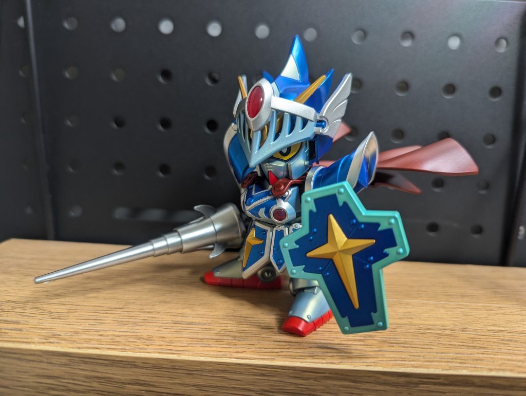 こっちはレジェンドBB戦士ナイトガンダムからお借りしたマントと電磁スピアを装備した状態個人的にはこっちのほうが好みです。