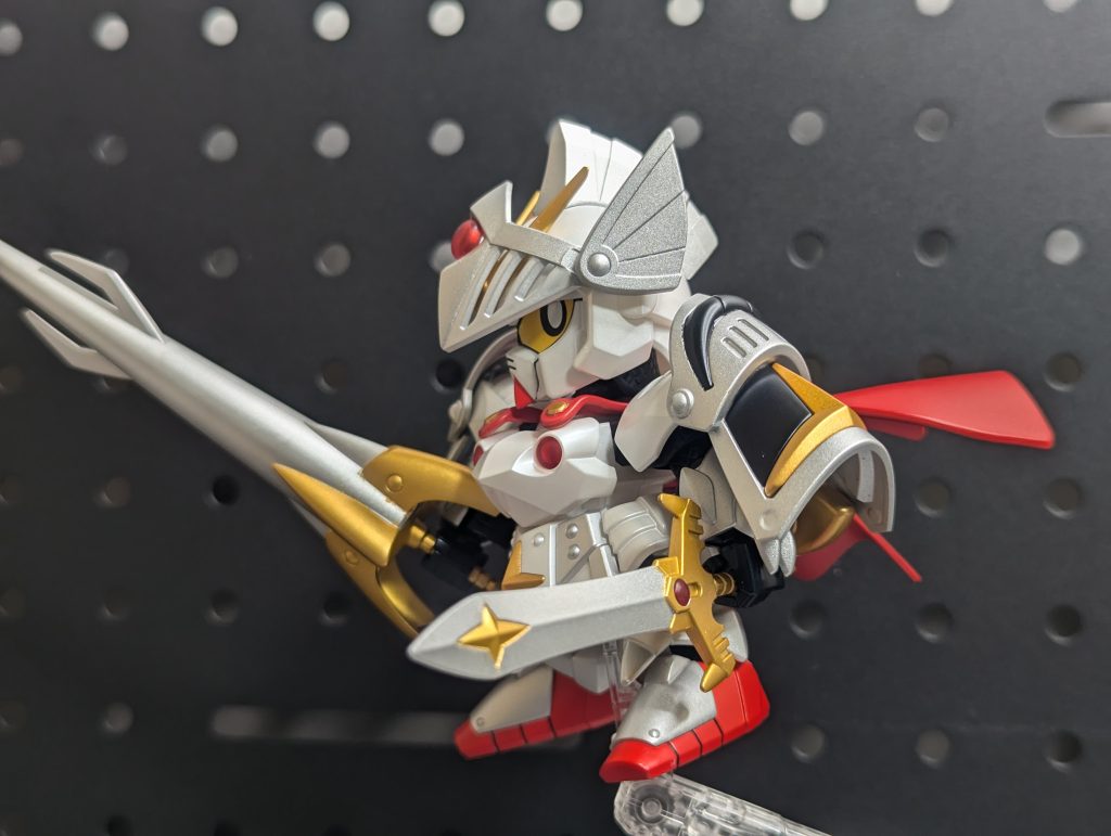 背中の翼をマントだけに換装もできます。マント取り付け用パーツは通常ナイトガンダムと同じパーツが余剰パーツで用意されています。