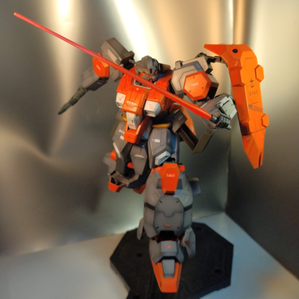 カラーリングはかなり迷いました!で、組立時は!あ〜失敗したかなぁと、思ってましたが!そこからデカール貼ってトップコートしたら、不思議とジブンでも納得いくものになりました!(笑)