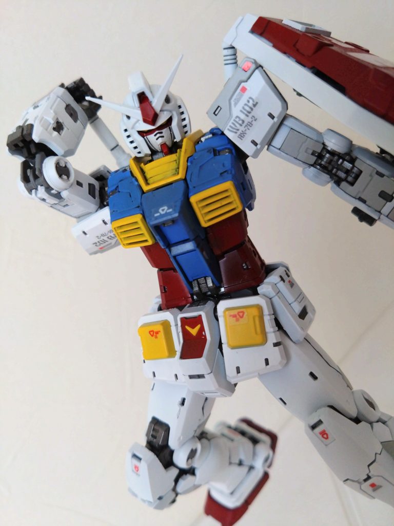 可動域がしっかりしているから、サーベルを掴みに行くポーズも自然