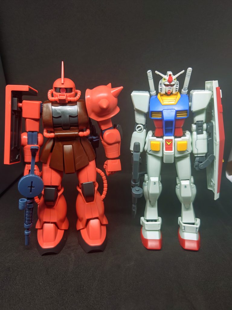 初めて作ったガンプラのガンダムと隣にしてみました(b・ω・)bアクションベースを買い忘れて戦ってるポーズ取れず…(;ー∀ー)そもそもポロリするのでできるのか…( ´・ω・`)