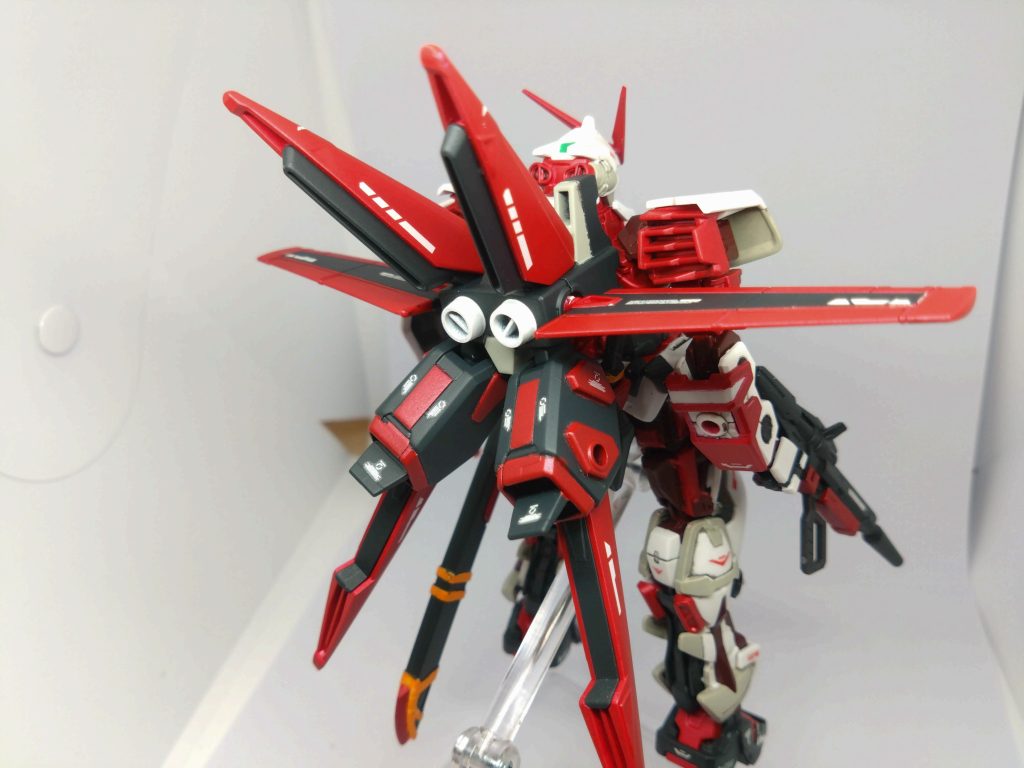 後ろも赤黒で。このゴテゴテした背中は嫌いじゃない。