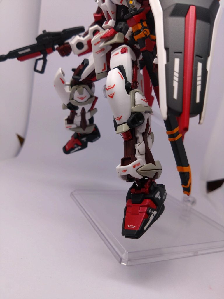 足元はデカール多めです。デカールは同時製作のブルーフレームと同じデザインで貼ってます(武装、肩以外)ので見比べて見て下さい。赤の方が映える。