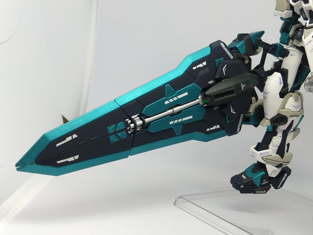 ガッ◯さんやクラ◯ドを彷彿させる大剣。宇宙空間だと無重力だから気にせず振り回せそうです。