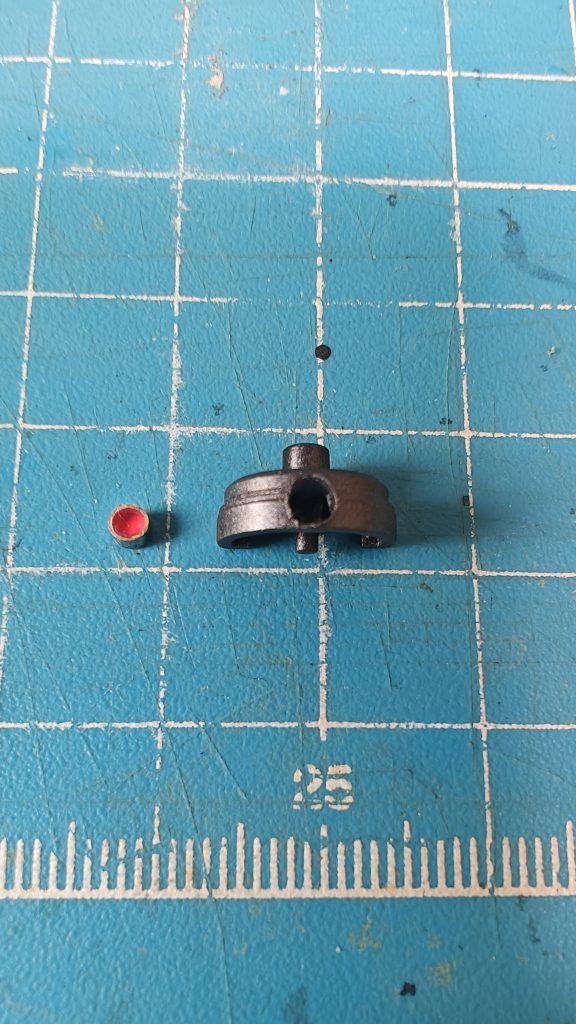 今回はモノアイを自作しました。金属パイプにUVレジンを流し込み、裏から蛍光ピンクで塗装しています。