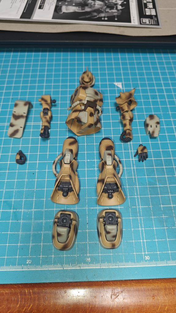 ウェザリング前の状態です。フィルタリングで薄くなることを見越して、茶色が濃くしています。