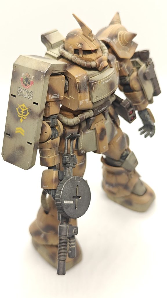 配色はサンディブラウンをベースにして一部パーツを灰緑色、迷彩色は濃いめの茶色としてマホガニーとしました。迷彩塗装はエアブラシでのフリーハンドです。デザートイエローでフィルタリングしてもしっかりと迷彩が分かるように出来ました。