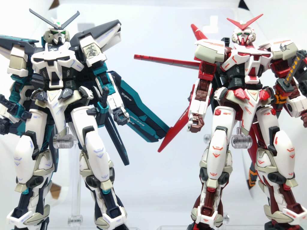 同時製作のレッドフレームとツーショット。