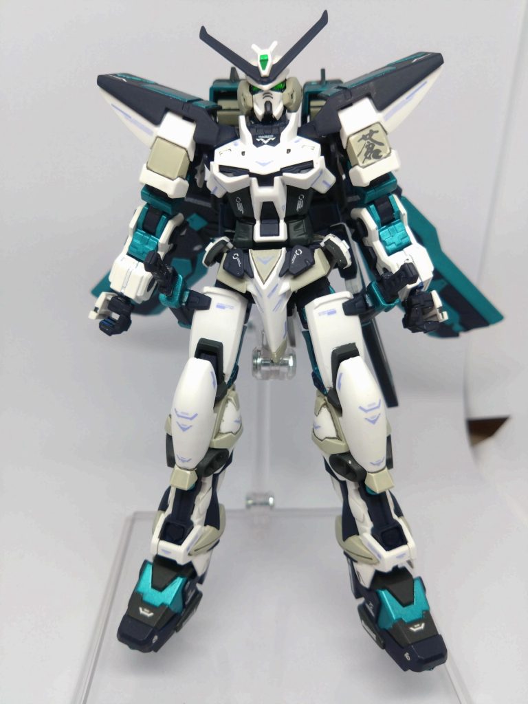一ツ眼のMSが続いたので久々のガンダムだったのですが、君ガンダムのくせにちょいブサ、ちょいダサだな…？普段造形はあまり弄らない質なのですがアゴ、後頭部をカットしてます。