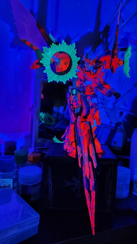 全体に光の塗料スプーキーを吹いてブラックライトで赤く光るようにしてトランザムモードを再現してます