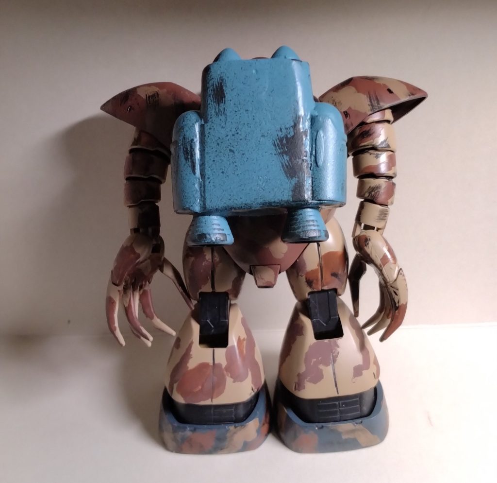 背中のバックパックを改造して電池パックにしました。