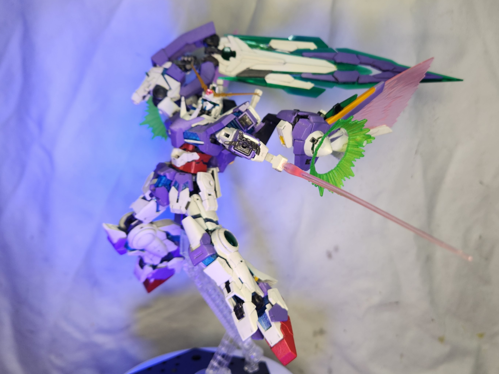 ビットオンGNヴェスバーソードソードモード。GNヴェスバーソードはMGV2アサルトのヴェスバーにGNソードVの刀身2本を合わせて制作しました。GNソードビットが合体可能です