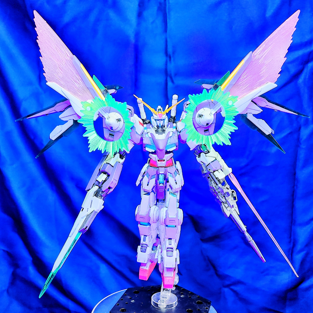 覚醒モードキラくんの考えたかっこいいポーズ!wストフリをイメージしてポーズとらせて見ましたUVライトと普通照明で撮影。サイコフレームのクリアパーツにはガンダムマーカーのホロブルーを吹いてあります