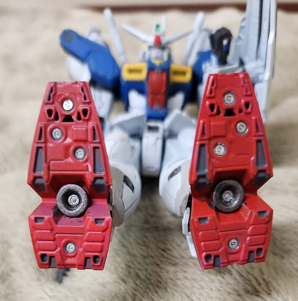 今回なにも工作等してないのでせめて…と足裏のバーニアにメタルパーツを埋め込みました！（サイサリスのビームサーベルに貫かれますが…）