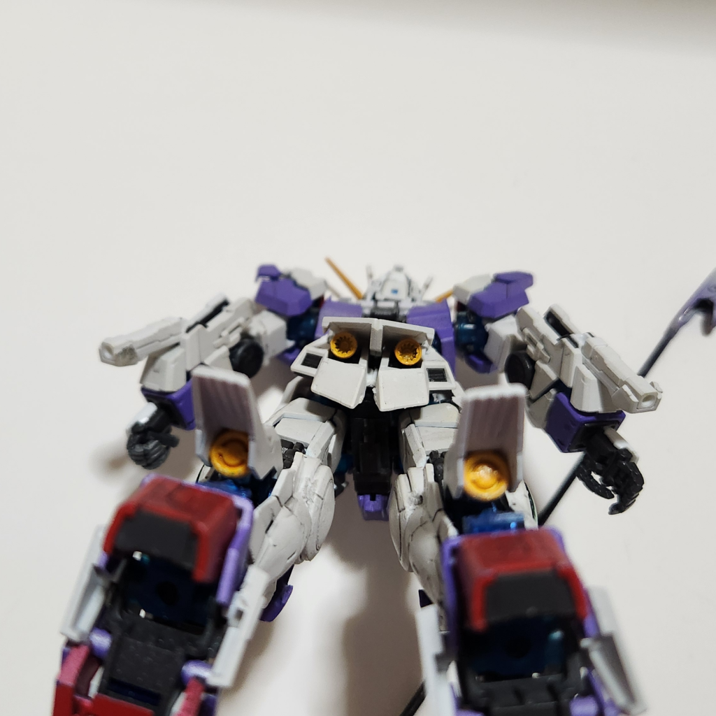 すねバーニアにケルディムガンダムのバックパックのGNバーニア腰は色だけ合わせました