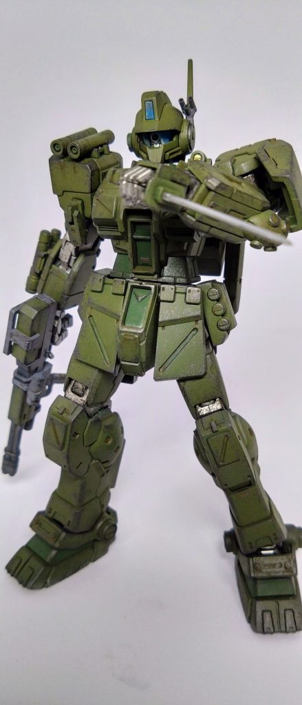 ナイフは逆手持ちがマストです。