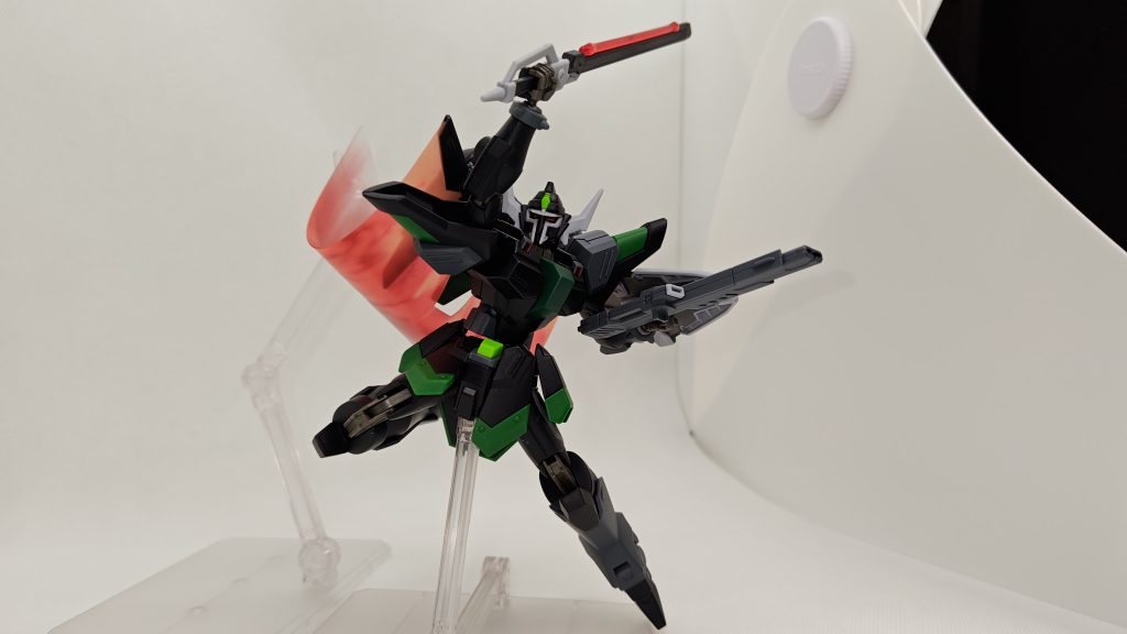 両手に武器を持たせて。
