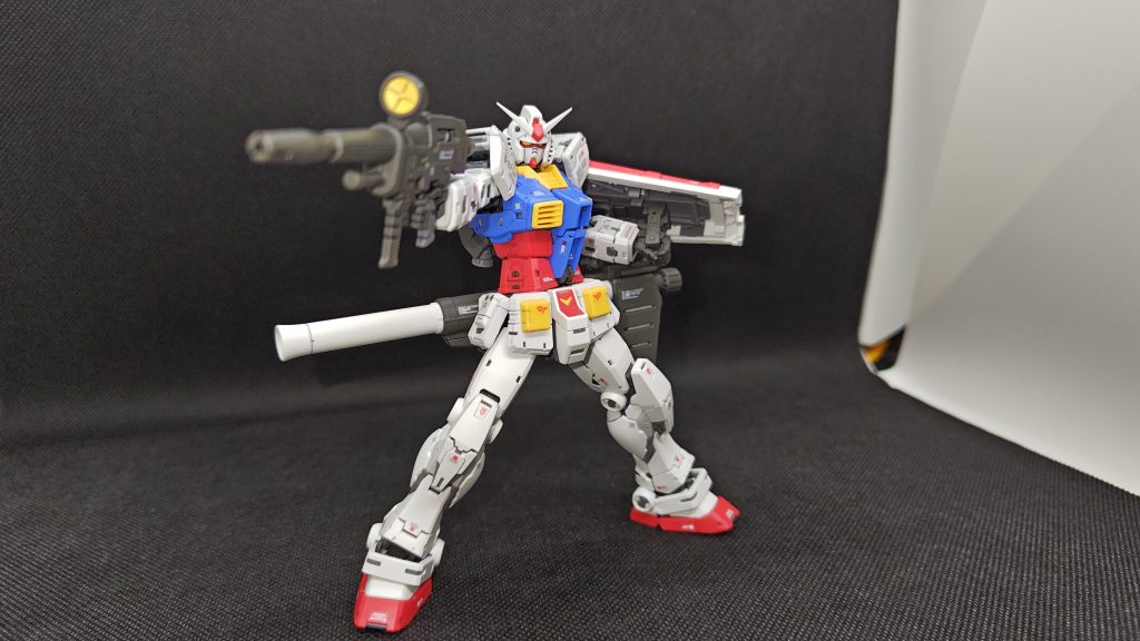 ガンダムといえばこのポーズ？ガッツリ肩が入ったポーズがとれます。