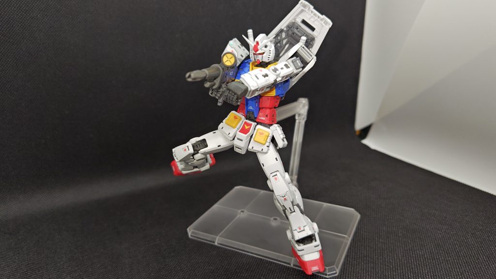 ビームライフル両手持ち。すごく自然な構え方が出来ます。