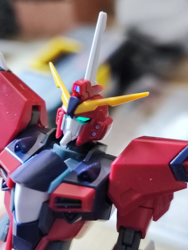 ツインアイと頭部センサーは筆塗りでビコーンシステムにしてみました。パーツが小さすぎてなかなか苦戦(；´Д｀)