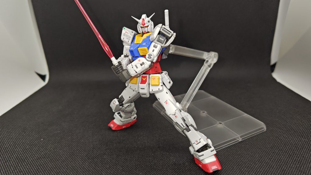 ビームサーベル両手持ち。こんなポーズもしっくりきます。