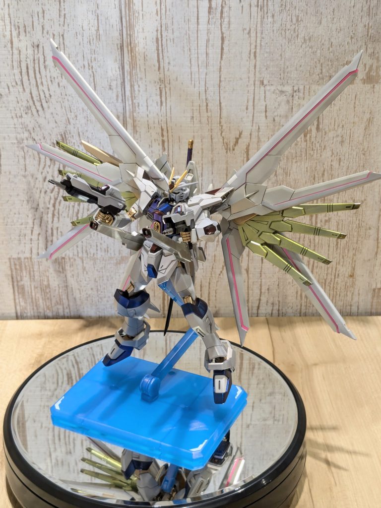 SEED系のガンプラは初めて作りましたが、フリーダムはフルバーストポーズ取らせたくなりますね。せっかくの息子からのプレゼントなので、アクションベースにも拘りたいと思い先日福岡旅行に行った際にSIDE-FでSEEDFREEDOMイメージクリアカラーを購入しました。アルバイト代でガンプラをプレゼントしてくれる様になるとは…。大きくなったなぁ。