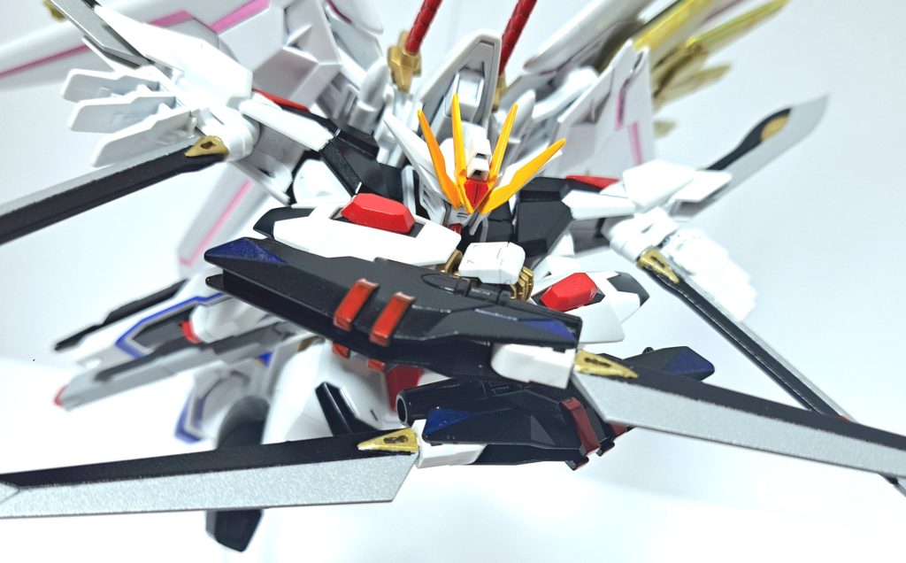 ピストリークス マルチトンファー本機がリアアーマーにマウントしている多機能トンファー。マルチトンファーに搭載されたビームガン兼ビームサーベル、フツノミタマと同等の切れ味を持つ六本の実体剣イワキリを使い戦う。