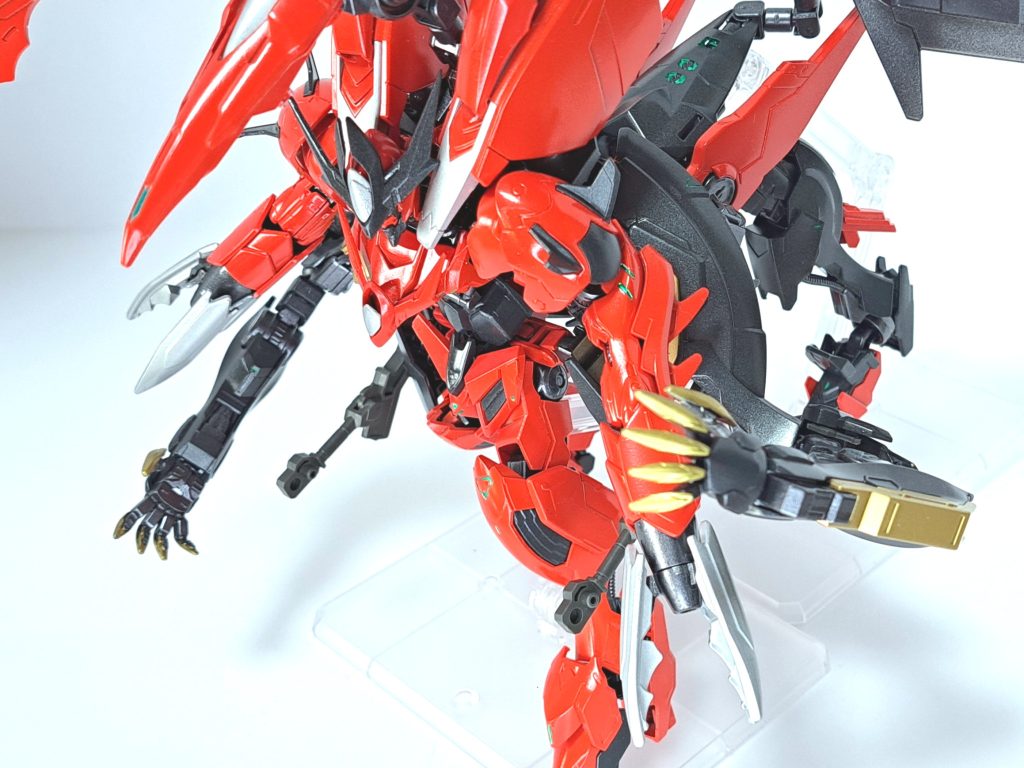 クロー第獣形態ではブースターの脚部にあたる部分を両腕に装備。3本爪として機能する。クローの中心部はビームガンとなっている。レクスネイル背部バックパックの大型マニピュレータ先端に装備されている格闘用クロー。クローには希少金属が用いられており、腕自体が敵機を貫く強力な武器となる。マニピュレータとしての機能はあまり損なわれておらず、従来通り重鈍器類の携行や使用が可能。200mm砲両腕部に内蔵されている射撃兵装。速射式ではないが反動が抑えられているため、連続での発砲が可能。レクスネイルで突き刺した後に至近距離で発砲するという使い方も可能。