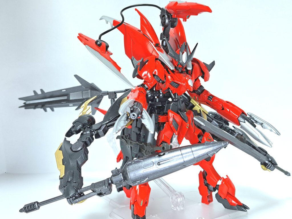 超硬ワイヤーブレード (テイルブレード)アメイジングブースター天王式の後部に装備されている有線式の質量兵器。ハシュマルに装備されていた同名の武装に相当する。