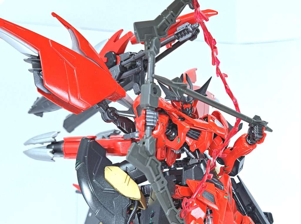 ラウズダインスレイヴツインブレードを連結させた電磁投射大弓を用いて高硬度レアアロイで精錬された特殊矢を超高速で射出する。ただ発射する以外にも、オーラを纏った矢を束ねた状態で頭上に向けて発射し、発生した魔法陣から複数の矢が降り注ぐ範囲攻撃も行っている。