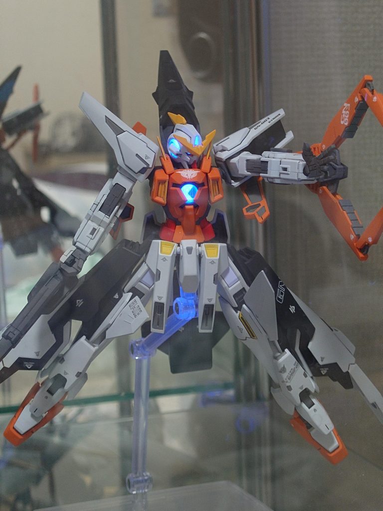 GNコンデンサーなどは蛍光塗料で塗装したため、ブラックライトで光ります！