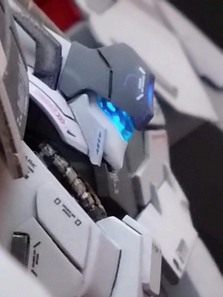 顔内部は動画に合わせ蛍光塗料で分割塗装