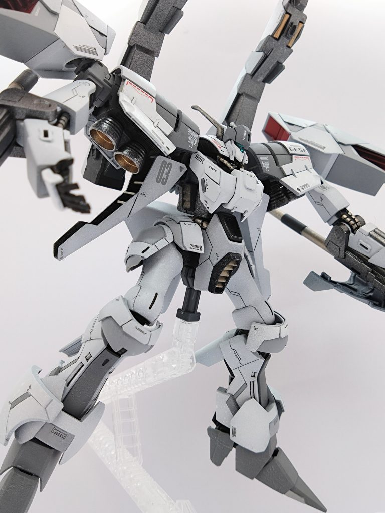 股部分は形状変更してスラスターをプラ版で作成 。膝はプラ版、パテで装甲追加