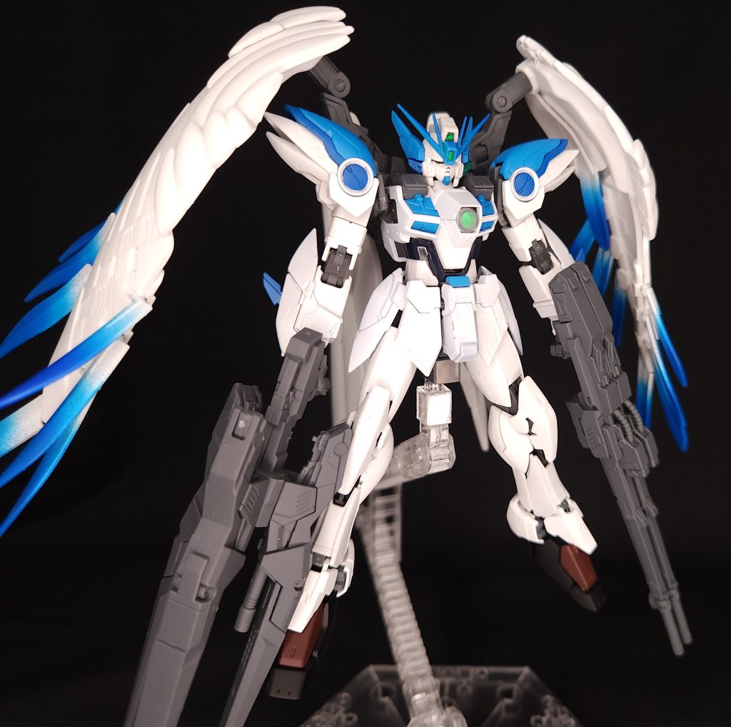 今回使用キットはRGウイングガンダムゼロ(EW版)とRGドライツバークです。当初の予定ではドライツバークを2個使用したノイエツバークにする予定でしたが、あまりにも保持力が足りないためボツにしました。なぜ今回この機体をチョイスしたか。理由はラミィちゃんのモチーフが雪であり、それと噛み合う機体としてEWの続編であるフローズンティアドロップに出てくる白雪姫、そしてそれに繋がると噂(？)のスノーホワイトプレリュード。これらの大元となったゼロEW版が良いなと思い今回選びました。