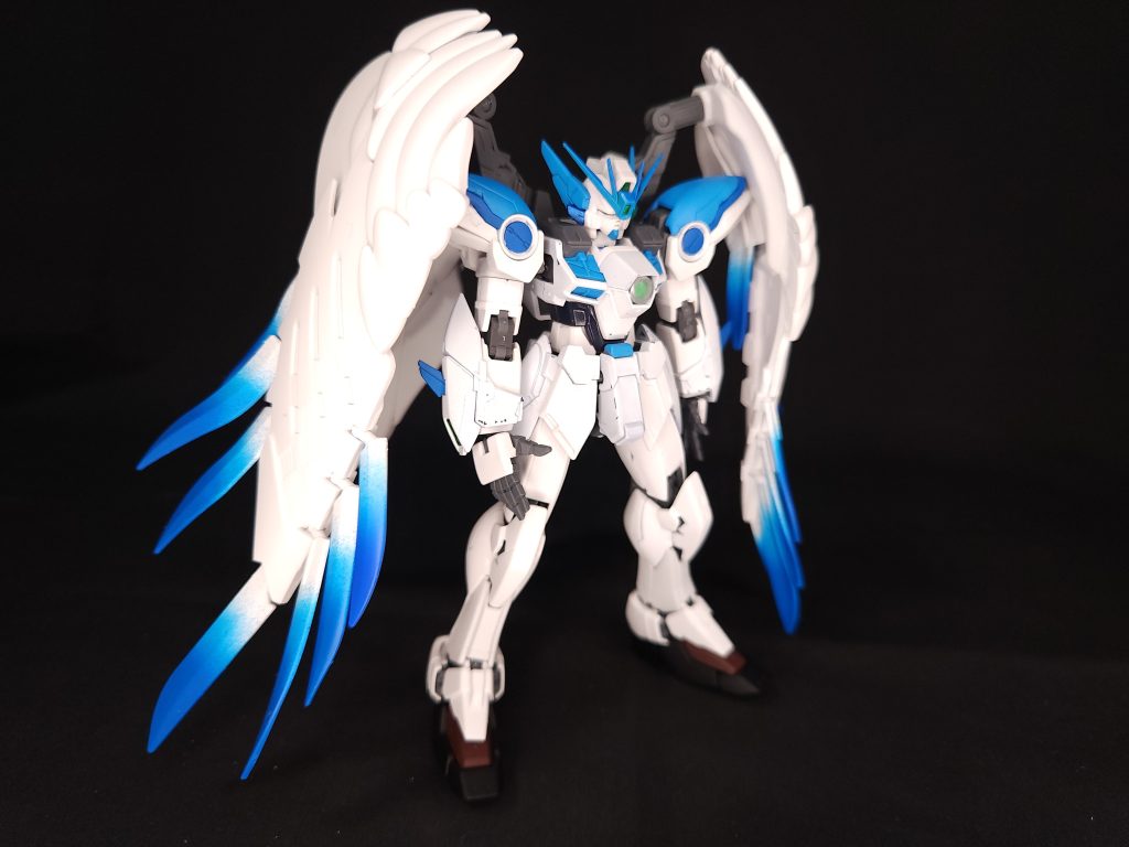 機体の配色は通常衣装ベースで塗りました。羽根部分はグラデをかけて髪の色を再現し､瞳も見ずらいですが金色にしています。また、耳の部分もラミィちゃんが付けているアクセサリーの色を参考にしています。また、今回トップコートはつや消しを使用しました。