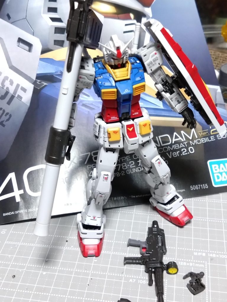 制作中の写真がほとんどありませんでした。😅話題になってるひさしの部分の段差はヤスリがけでなだらかにしてます。付属のデカールの下地としてクリアーを吹きましたがボディの光沢感がカッコ良く感じたので艶消しクリアーは使わずにデカール貼りの後からクリアーで仕上げてみました。