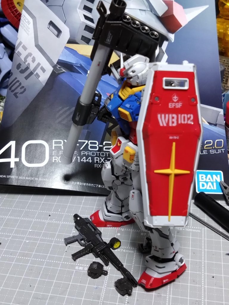 バーニアやちょっとした場所にガンダムマーカーのメッキシルバーEXを筆塗りしてます。赤い部分はモンザレッド、青の部分はSEEDカラーのフリーダムブルーに白を少量混ぜたものを筆塗りしてます。チッピングも考えましたが光沢仕上げにしたのでやめておきました。バックパックやフレームにシルバーでドライブラシしてます。武装は黒鉄色にしてます。デカールは老眼にムチ打って頑張って貼りました。ポージングが決まるし関節もしっかりしていて良いキットですね。