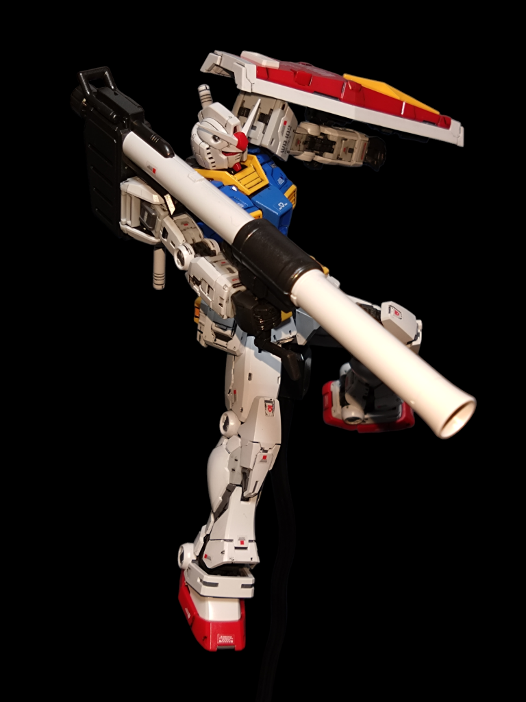 説明書のポーズを参考に。バズーカ構えはカッコイイですね。