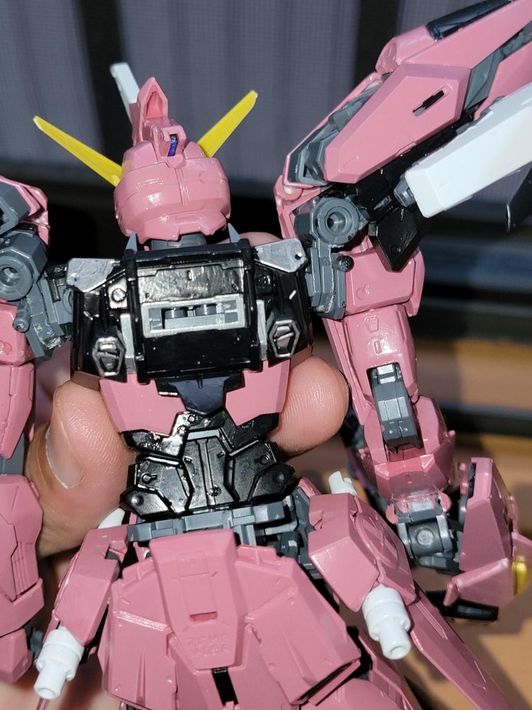 フリーダムパックをつけるためにジャスティスの背中をフリーダムの背中に交換。ほぼ無改造で交換できた。