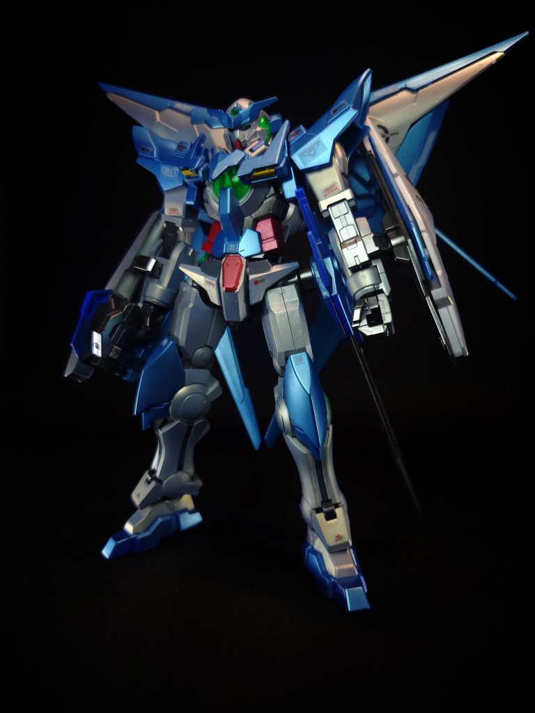 全体的なシルエットはベース機と大差なく見え、背部にはGNドライヴも搭載されているが、肩部や胸部等の形状が変更され、露出していたGN粒子供給コードも内装化されるなど細部が異なる。カラーリングはベース機に近い配色だが、頭部アンテナ等が青に変更されている。武装は当初GNソード改のバックラー部を変更した「アメイジングGNソード」のみで、それ以外は決勝戦の直前にロールアウトしている。本機も主に接近戦を主眼においており、メイジンがファイターになる事を前提として製作されている事もあって非常に高い戦闘力を発揮できる。ただしその分、操作も難しくなっている。プラフスキー粒子によってトランザムシステムも再現されているが、調整不足で粒子制御能力が不安定らしく発動時間はあまり長くない。