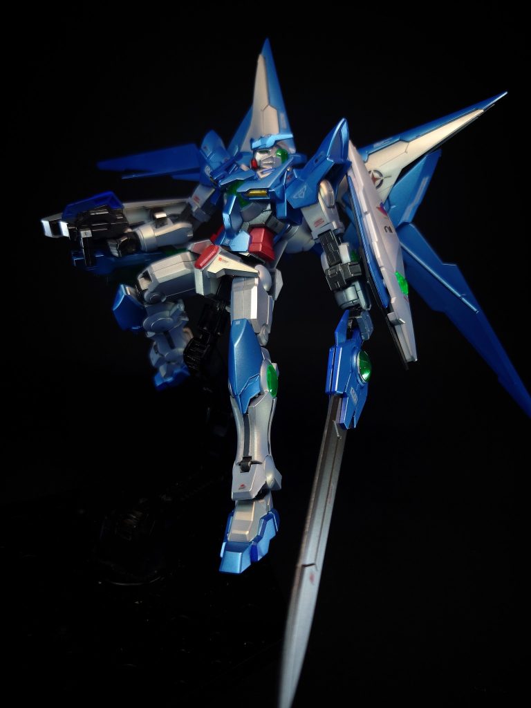 設定上は「ガンダムエクシアがベース機」とされているが、実際のベース機はガンダムエクシアリペアIIである。これは「ガンダム00」2ndシーズンの版権上の問題がある為とされるが、最終話ではその放送直前である2014年3月28日に版権が切れた事でガンダムエクシアリペアに似た姿に修復されて堂々と登場している（ただし、アメイジングエクシア自体、版権が切れる前にエクシアの改造機として強引に登場させた手前、余計なトラブルを避ける為か、公式では「アメイジングエクシアを修理した」とされている）。その容姿から修理後の姿はファンの間でガンダムアメイジングエクシアリペアと呼ばれている。ちなみに初登場シーンは「劇場版 機動戦士ガンダム00」におけるダブルオークアンタ初登場シーンのオマージュである。