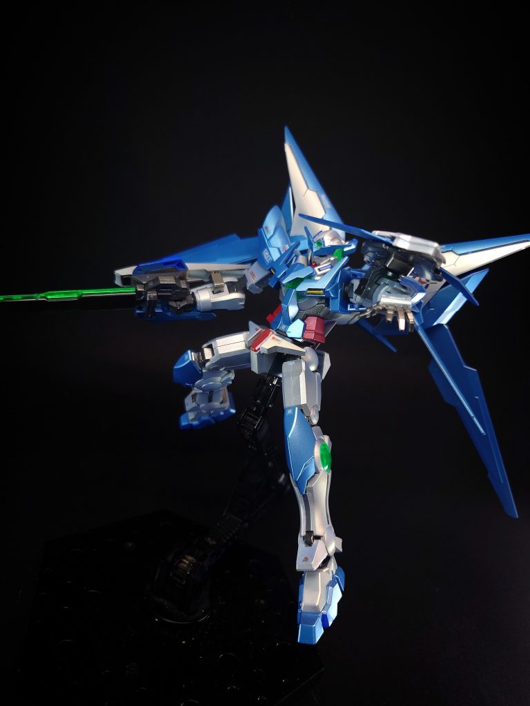 GNバルカン両腕に1門ずつ、計2門内蔵されている。主な用途は牽制や迎撃等。モード変更によってビームサーベルの展開も可能。粒子の使用量を増加させれば威力を強化できるが、使える時間が短い上にGNバルカン自体が自壊してしまうので、あくまで他の武器を喪失した状態での最後の手段となっている。アメイジングGNシールド左腕に装着される実体盾。形状が大きく異なっていて、両側面のブレード状のパーツは開閉可能。表面に粒子を展開しており、物理的強度を上げている。エネルギー兵器を受けた場合には粒子がその攻撃を拡散して防ぐようになっている。「相手の力も引き出した上で勝利する」というメイジンの理想を具現化した装備であり、相手の攻撃を受けきれるよう作られている。そういう意味では他の武器以上に重要な代物である。