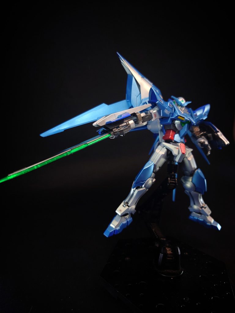 武装・必殺攻撃    アメイジングGNソード右腕に装着される実体剣で、本機の主兵装。刀身を折り畳む事でライフルモードに変形し、射撃が可能となる。またベース機の設定を反映してか、ビームサーベルとの鍔迫り合いも行える。元々装備していたGNソードのコンセプトをそのまま継承しているという事もあり、機体との相性は非常に良好。バックラー部は形状が変化し、ビームバルカンを1門内蔵。ここからビームサーベルを形成する事もできる。設定上はエクシアのGNソードがベースになっていると思われるが、実際にはエクシアリペアIIのGNソード改をベースとしており、そのため刀身部がクリアグリーンとなっている。