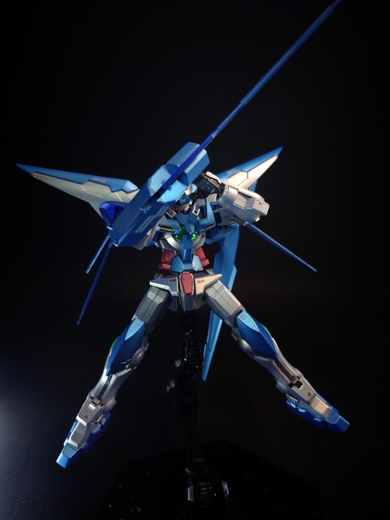 トランザムGNブレイドトランザムブースターの翼の一部となっている実体剣で、取り外して手に持つ事で武器として使用できる。プラフスキー粒子を使っている為に切断力が非常に高く、トランザム起動中はそれが更に跳ね上がる。トランザム起動中には主兵装となる。トランザムブースターの単独行動時にも使用可能と思われるが、これを失うとブースターの機体バランスが崩れ、性能が落ちてしまう。ヘッドキャノントランザムブースターの頭部に1門内蔵されているビーム砲。搭載されたGNドライヴから粒子供給を受ける事で、並の支援機では持ちえない程の破壊力がある。これを使ってバリアを形成可能。体当たりトランザムブースターを敵機に向かって突撃させて破壊する。この時、バリアを展開しておく事でブースターへのダメージを減らしつつ攻撃力を上げられる。