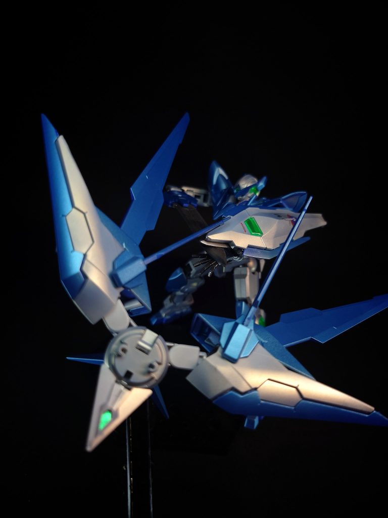 特殊機能    編集トランザムシステム機体内に蓄積させた高濃度圧縮粒子を全面開放するシステムで、使用中は機体が赤く輝く。機体出力を3倍以上に引き上げる事が出来るが限界時間がある上、使用後は性能がしばらくの間低下してしまう。本機ではプラフスキー粒子を使って再現しているが、当初は調整が済んでいなかった為に発動時間が短い。トランザムブースターと合体した完成状態では安定して使えるようになるが、分離するとGNドライヴを搭載している側しか使用できない。分離トランザムブースターを分離可能。ブースターからGNドライヴを分離可能。合体トランザムブースターと合体可能。ブースターから分離されたGNドライヴと合体可能。バリアヘッドキャノンのビームを機体の前方に展開する事でバリアとする。トランザムブースター単機でのみ使用可能と思われる。